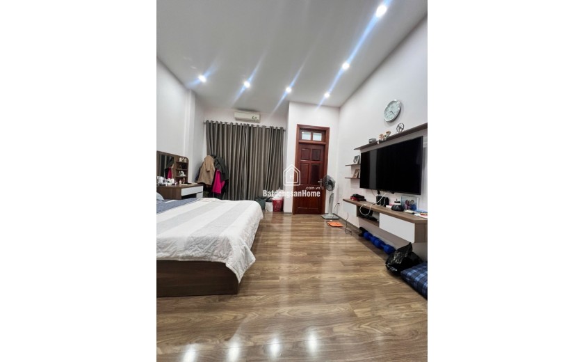 Chỉ 12 Tỷ 9 Sở Hữu Nhà Phân Lô Hoàng Đạo Thành - Gần Phố Lớn