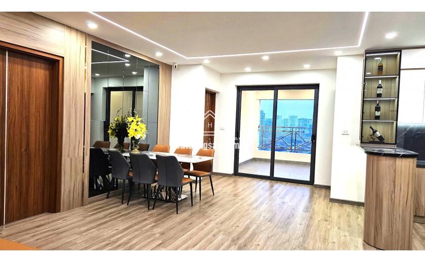 Căn hộ sky villa 3 ngủ 3 WC, dt 181m2, tòa 25T1 Trung Hòa, nội thất mới đẹp long lanh đẳng cấp 5 sao