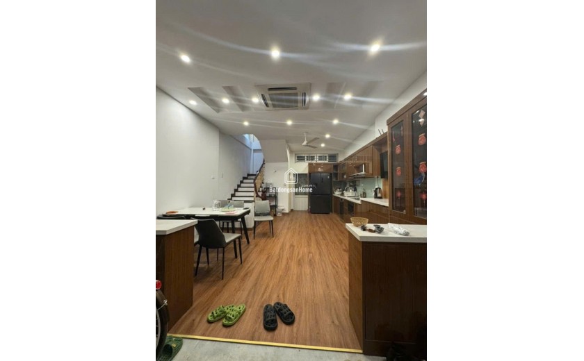 Cần bán nhà Triều Khúc diện tích 46m2, 4 tầng đẹp, nội thất cao cấp, gần chợ