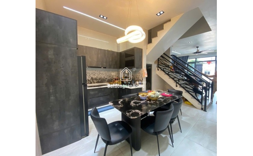 Bán nhà 80m², 5PN, 5WC, 4 tầng, Q.9, 7.4 tỷ, sổ hồng