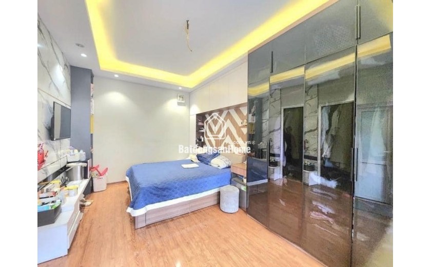 Bán nhà phân lô ô tô tránh phố Hào Nam 40m, 5 tầng mặt tiền 3,8m