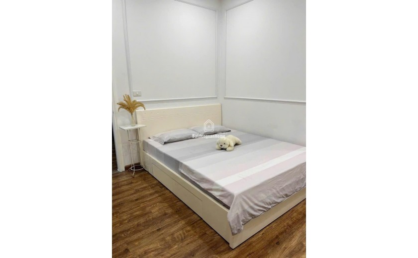 Bán nhà phân lô ô tô tránh phố Hào Nam 40m, 5 tầng mặt tiền 3,8m