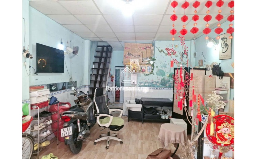 NHÀ QUẬN 7 
+ Kết Cấu Nhà: MT Đang Kinh Doanh gồm trệt, lầu, ST, gồm 2PN, 2WC, Sân Thượng, Bếp, Phòng Khách 
+ Phía sau có 8 Phòng Trọ Cho Thuê 
+ Hẻm Xe Hơi, Tiện Xây Mới