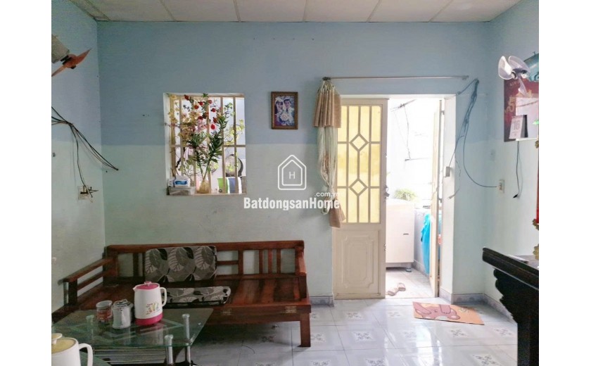BÁN NHÀ QUẬN 7 
+ Kết Cấu Nhà: MT Đang Kinh Doanh gồm trệt, lầu, ST, gồm 2PN, 2WC, Sân Thượng, Bếp, Phòng Khách 
+ Phía sau có 8 Phòng Trọ Cho Thuê 
+ Hẻm Xe Hơi, Tiện Xây Mới