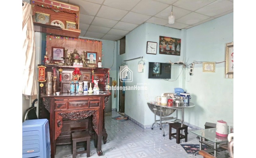 NHÀ QUẬN 7 
+ Kết Cấu Nhà: MT Đang Kinh Doanh gồm trệt, lầu, ST, gồm 2PN, 2WC, Sân Thượng, Bếp, Phòng Khách 
+ Phía sau có 8 Phòng Trọ Cho Thuê 
+ Hẻm Xe Hơi, Tiện Xây Mới
