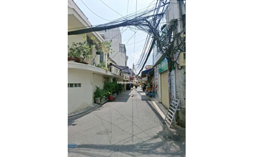 BÁN NHÀ QUẬN 7 
+ Kết Cấu Nhà: MT Đang Kinh Doanh gồm trệt, lầu, ST, gồm 2PN, 2WC, Sân Thượng, Bếp, Phòng Khách 
+ Phía sau có 8 Phòng Trọ Cho Thuê 
+ Hẻm Xe Hơi, Tiện Xây Mới
