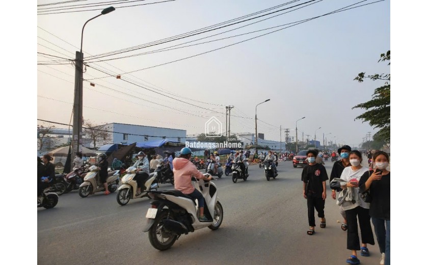 Bán nhà trục kinh doanh chính khu chợ Nam Sơn, sát khu công nghiệp.