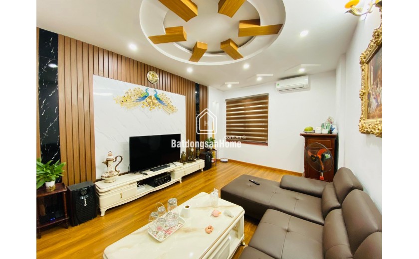 Căn nhà cuối cùng tại Tư Đình, ngay đường dẫn cầu TRần Hưng Đạo 57m2 x 3 tầng Giá 7,7 tỷ.