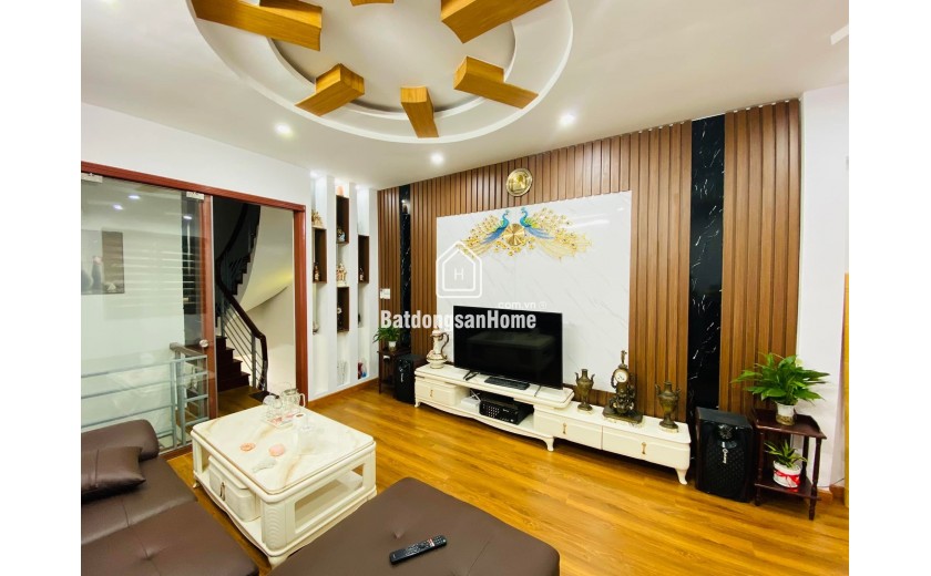 Căn nhà cuối cùng tại Tư Đình, ngay đường dẫn cầu TRần Hưng Đạo 57m2 x 3 tầng Giá 7,7 tỷ.