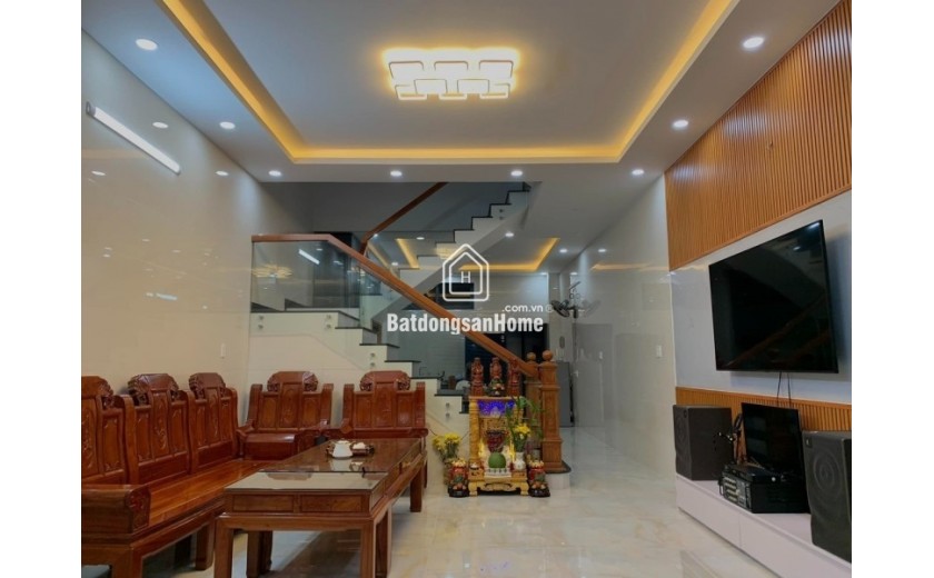 Bán nhà mặt phố Q.9, 105m2, 4 tầng, 6PN, 6 WC, sổ hồng.  Giá chỉ 7.5 tỷ