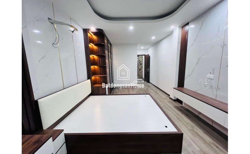 NHÀ SIÊU ĐẸP NGUYỄN KHÁNH TOÀN  - 6 TẦNG THANG MÁY - 5M RA Ô TÔ TRÁNH ĐỖ ĐẬU NGÀY ĐÊM - 15M RA MẶT PHỐ - TẦM TIỀN VÀ VỊ TRÍ QUÁ HIẾM.
