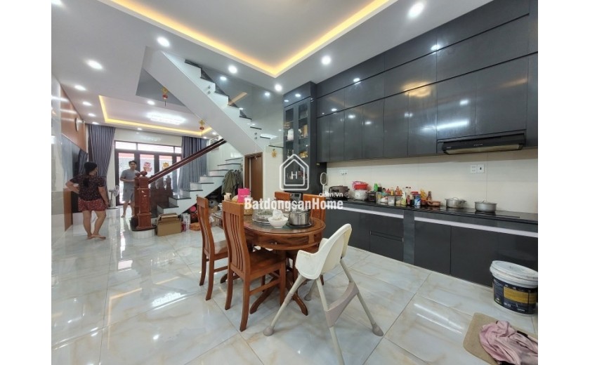 Bán nhà mặt phố Q.9, 105m2, 4 tầng, 6PN, 6 WC, sổ hồng.  Giá chỉ 7.5 tỷ