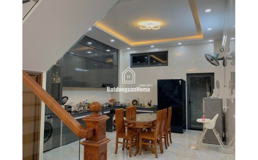 Bán nhà mặt phố Q.9, 105m2, 4 tầng, 6PN, 6 WC, sổ hồng.  Giá chỉ 7.5 tỷ