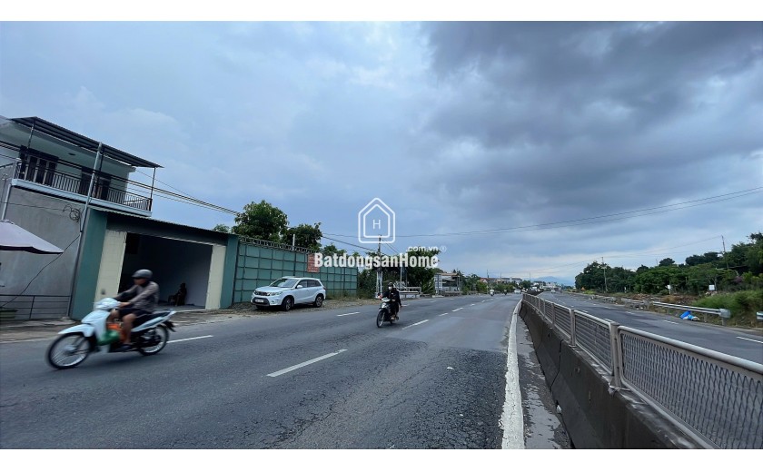 Nhà 4 tâng mặt tiên ql1a Suối Cát, Cam Lâm diện tích sử dụng 240m2