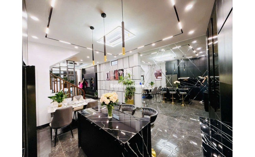 NHỈNH 11 TỶ ĐẠI LA HAI BÀ TRƯNG SIÊU PHẨM
