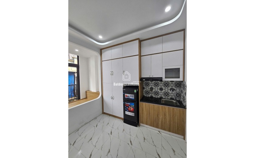 HIẾM. CCMN 5 tầng Mạc Thị Bưởi, Hai Bà Trưng, Thang máy, 8 phòng Studio, dòng tiền 600 Triệu/Năm.