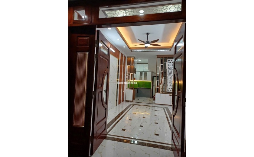 Bán nhà Ngô Gia Tự, Long Biên 5 tầng, mặt tiền 3,8m