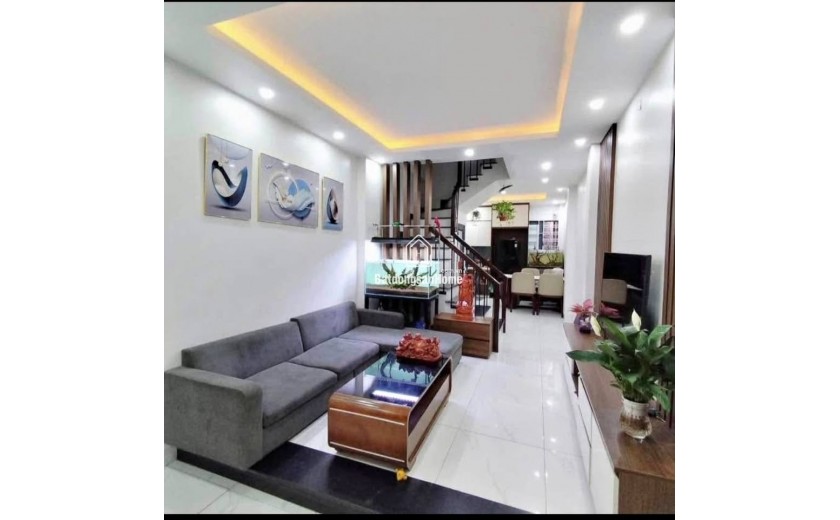 BÁN NHÀ PHỐ NGỌC LÂM – VỊ TRÍ ĐỈNH – GIÁ CỰC MỀM CHỈ 6.X TỶ  
 Diện tích: 46m² – 4 Phòng Ngủ – Nhà dân xây cực chắc chắn