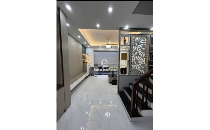 BÁN GẤP - NHÀ NGỌC THỤY - BỒ ĐỀ 
Diện tích 45m² – 5 tầng – Nhà mới đẹp – Gần Ô TÔ – Giá chỉ hơn 6 TỶ!
