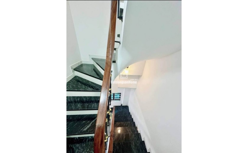 BÁN GẤP - NHÀ NGỌC THỤY - BỒ ĐỀ 
Diện tích 45m² – 5 tầng – Nhà mới đẹp – Gần Ô TÔ – Giá chỉ hơn 6 TỶ!