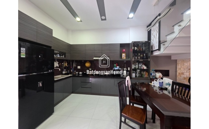Bán nhà mặt phố Q.2, 90m², 4 tầng, 11.65  tỷ, sổ hồng