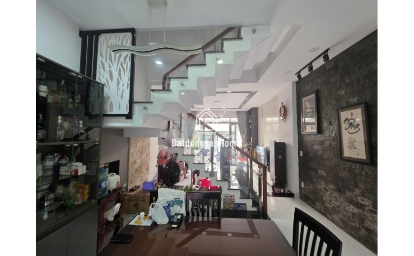 Bán nhà mặt phố Q.2, 90m², 4 tầng, 11.65  tỷ, sổ hồng