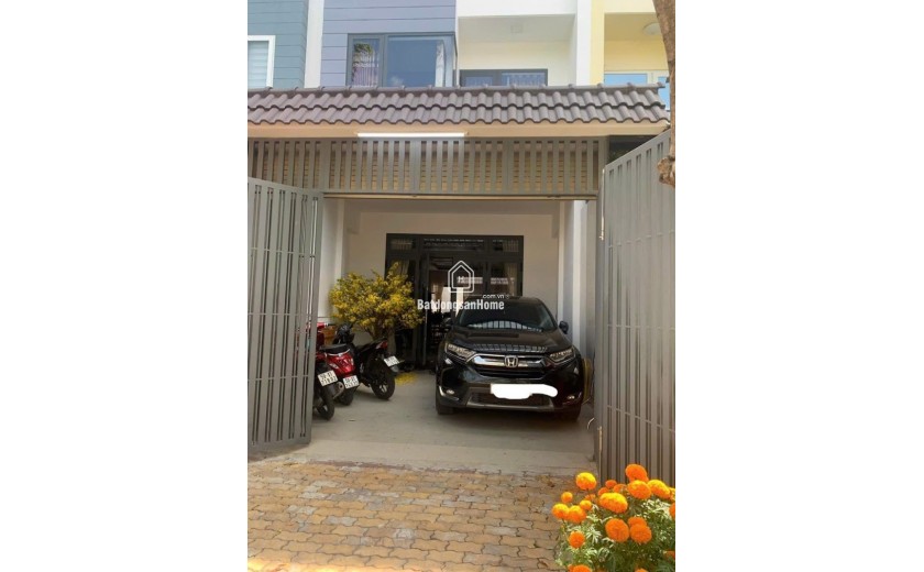 Bán nhà mặt phố Q.9, DT 112m², 4 tầng, 4PN, 5WC, 16.1 tỷ, sổ hồng