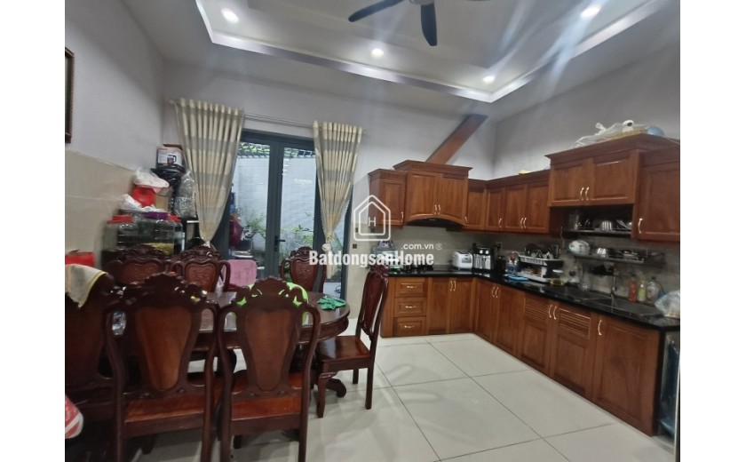 Bán nhà mặt phố Q.9, DT 112m², 4 tầng, 4PN, 5WC, 16.1 tỷ, sổ hồng