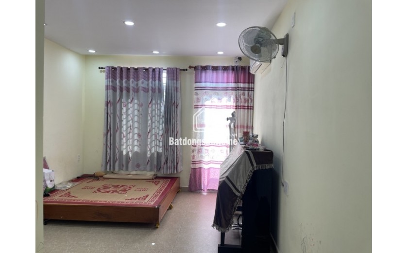 Bán nhà mặt phố Trương Văn Thành, Q.9, Hiệp Phú. DT 64m2, 2 tầng, 2PN. Sổ hồng, giá 4.9 tỷ. LH: 0933125879