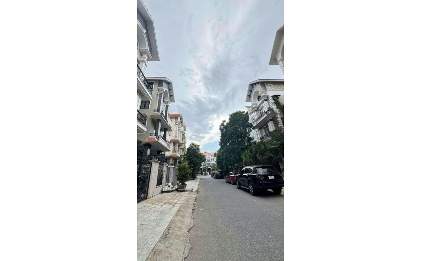 BÁN BIỆT THỰ 10x20 HIM LAM KÊNH TẺ – TRUNG TÂM QUẬN 7 – Ở SANG, LÀM VĂN PHÒNG ĐỈNH – GIÁ TỐT KHU VỰC.