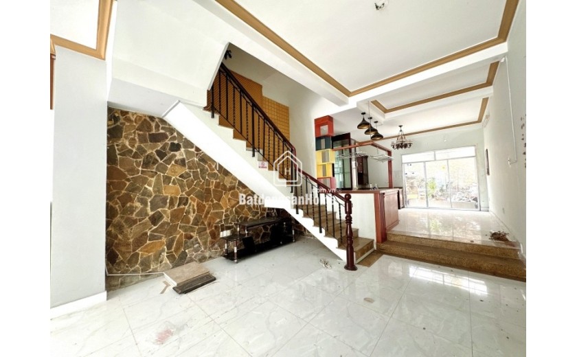 Bán nhà mặt phố 4 tầng, 90m2 đường KDC Nam Long, Phước Long B, Q.9. Sổ hồng, 5PN, giá 11.35  tỷ