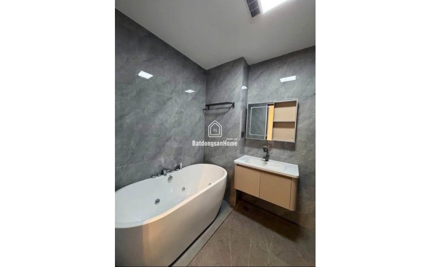 BÁN NHÀ- 45M,7 TẦNG TRUNG TÂM NGỌC LÂM NGUYỄN VĂN CỪ, ĐI BỘ RA CHỢ -20M RA PHỐ, THANG MÁY - GIÁ 8 TỶ