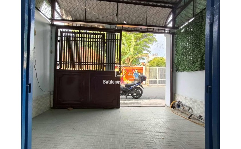 SIÊU HOT NGAY THỊ TRẤN HÓC MÔN 2 TẦNG BTCT MỚI TINH, DTSD 100M2. MẶT TIỀN NHỰA 8M THÔNG KINH DOANH ĐỈNH