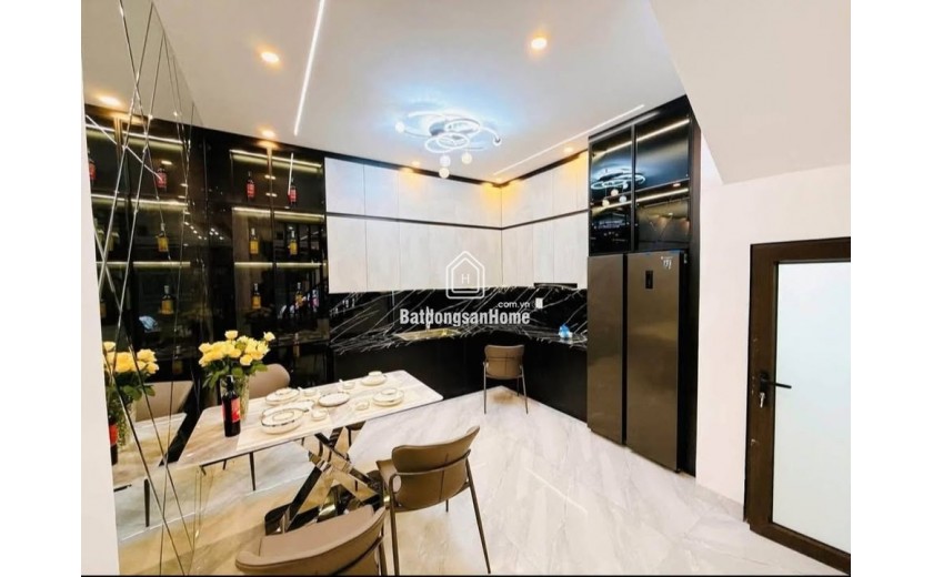 SIÊU HIẾM BÁN NHÀ NGỌC THỤY, LONG BIÊN, PHÂN LÔ QUÂN ĐỘI Chỉ Hơn 9 tỷ - 45m², 5 tầng, Gara, Ô tô tránh