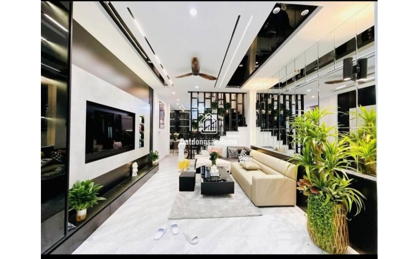 SIÊU HIẾM BÁN NHÀ NGỌC THỤY, LONG BIÊN, PHÂN LÔ QUÂN ĐỘI Chỉ Hơn 9 tỷ - 45m², 5 tầng, Gara, Ô tô tránh