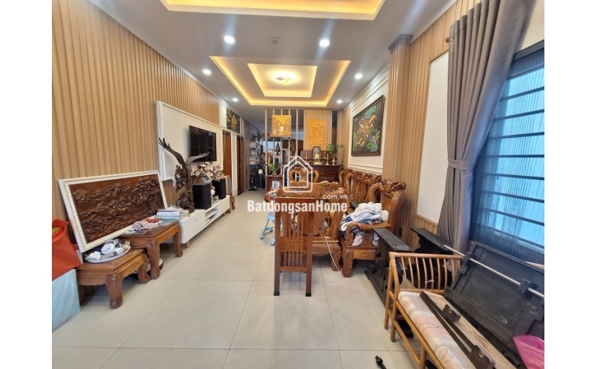 Bán nhà Phường Hiệp Bình, Đường  Số 35, DT240 m2, 8x30m, 2 tầng, 9PN, SH, Giá 11.3 tỷ.