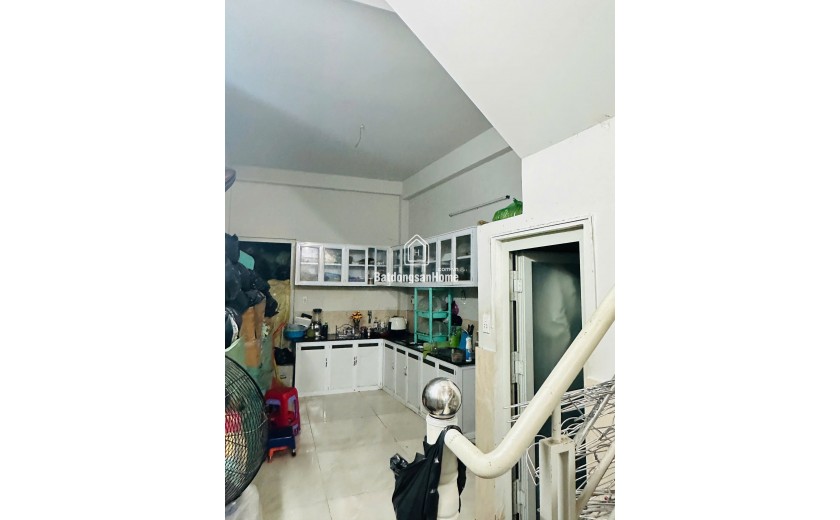 Nhà MT giáp Phan Đăng Lưu- Gần Q1 - dưới 200tr/m2 - 4 PN - MT KD - xây cao tầng