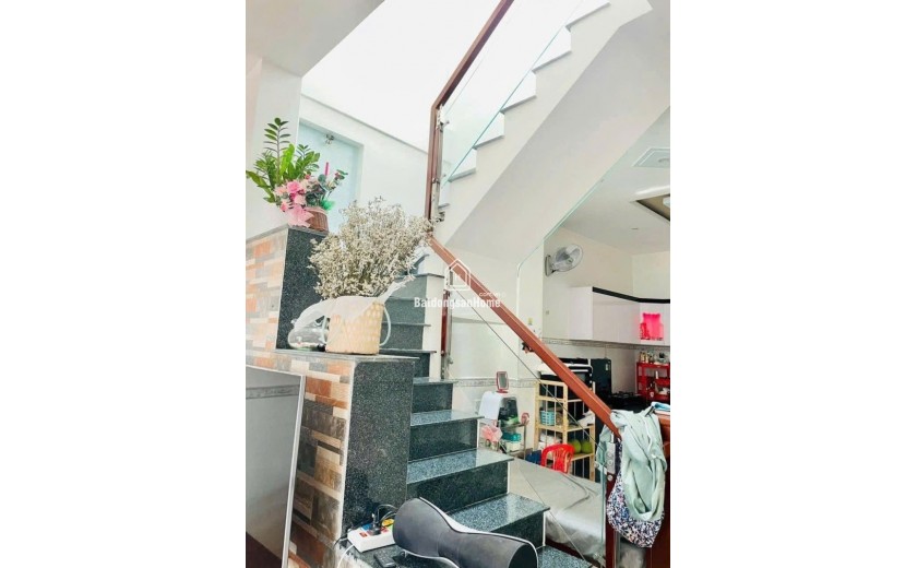 Bán nhà đường 185, Phước Long B, Q.9, TP HCM, DT 82m2, 2 tầng, 2PN. Sổ hồng riêng. Giá 6.49  tỷ.
