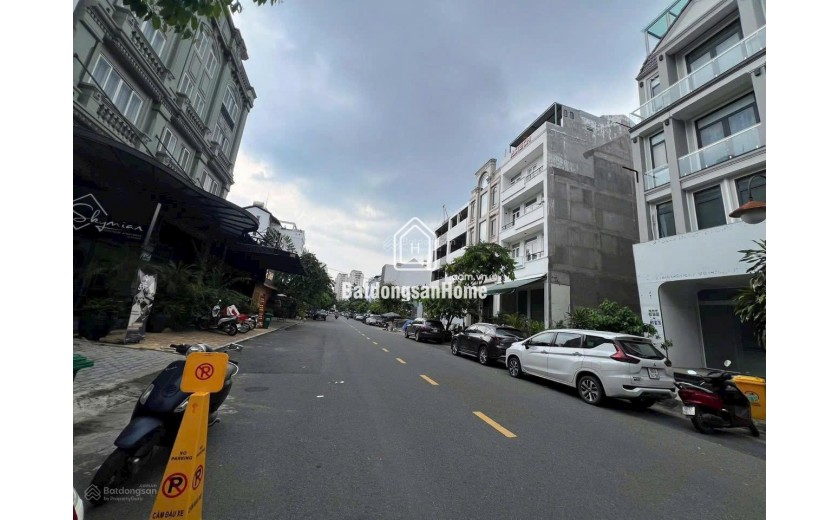 Bán nhà phồ Hưng Gia PMH Q7 giá chỉ có 28,5tỷ full nội thất đẹp, có thang máy.