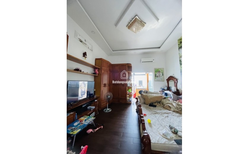Bán nhà mặt phố Q.2, P. Cát Lái, đường Số 10, DT 162m2, 3 tầng, 4PN. Sổ hồng, giá 18.7 tỷ.