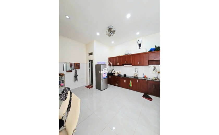 Bán nhà 3 tầng Nguyễn Duy Trinh, P Bình Trưng, TP HCM, DT  83m2, 3PN, SH, giá 6.6 tỷ.