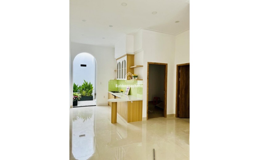 NHÀ MỚI HOÀN THIỆN 123M2 MẶT TIỀN ĐƯỜNG TÂN THỚI NHÌ, XE HƠI NGỦ TRONG SÂN. GẦN TRƯỜNG THCS LÝ CHÍNH THẮNG.