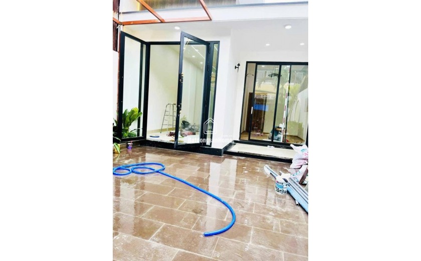 NHÀ MỚI HOÀN THIỆN 123M2 MẶT TIỀN ĐƯỜNG TÂN THỚI NHÌ, XE HƠI NGỦ TRONG SÂN. GẦN TRƯỜNG THCS LÝ CHÍNH THẮNG.