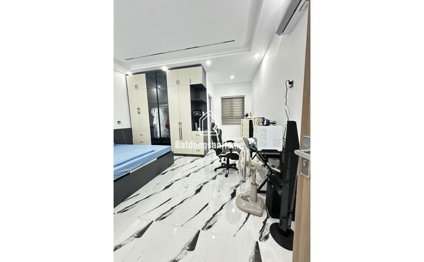 Bán nhà 5 tầng mới 100% mặt tiền Hoàng Quốc Việt – thang máy, full nội thất, 12 tỷx