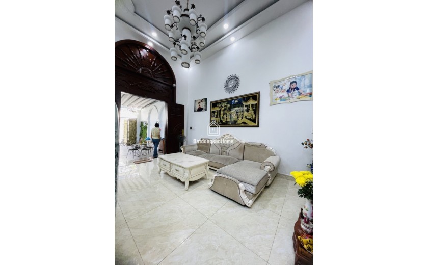 Bán nhà mặt phố Q.2, P. Cát Lái, đường Số 10, DT 162m2, 3 tầng, 4PN. Sổ hồng, giá 18.7 tỷ.