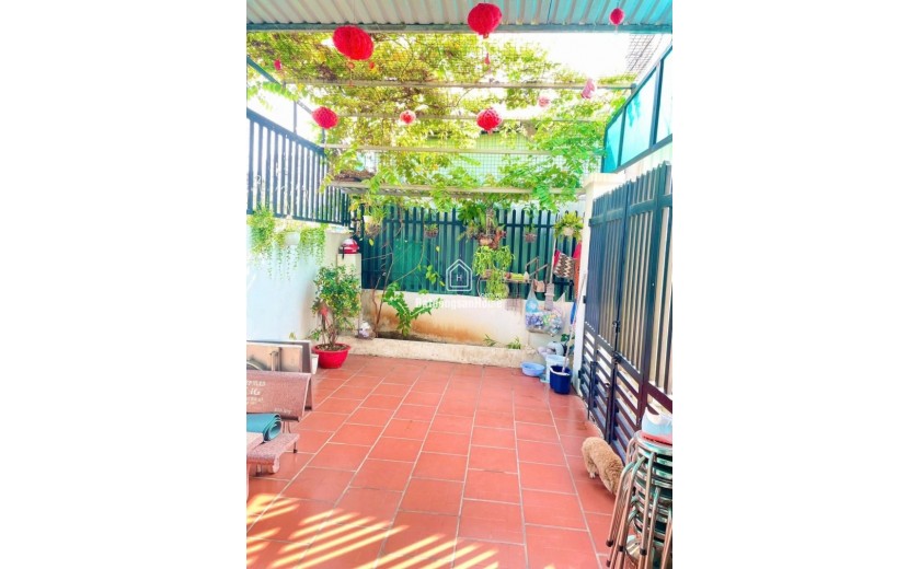 Bán nhà đường 185, Phước Long B, Q.9, TP HCM, DT 82m2, 2 tầng, 2PN. Sổ hồng riêng. Giá 6.49  tỷ.