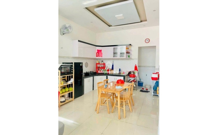 Bán nhà đường 185, Phước Long B, Q.9, TP HCM, DT 82m2, 2 tầng, 2PN. Sổ hồng riêng. Giá 6.49  tỷ.