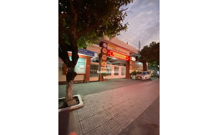 NHÀ 1 TRỆT 1 LỬNG MẶT TIỀN ĐƯỜNG THÔNG PHAN ĐĂNG LƯU DĨ AN, ĐỐI DIỆN TRƯỜNG MẦM NON, SÂN Ô TÔ DÀI.