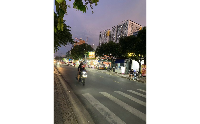 NHÀ 1 TRỆT 1 LỬNG MẶT TIỀN ĐƯỜNG THÔNG PHAN ĐĂNG LƯU DĨ AN, ĐỐI DIỆN TRƯỜNG MẦM NON, SÂN Ô TÔ DÀI.