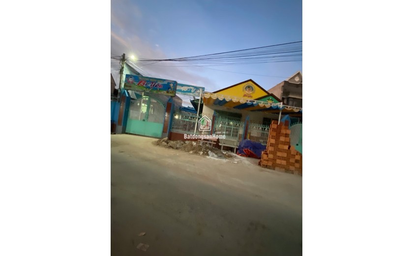 NHÀ 1 TRỆT 1 LỬNG MẶT TIỀN ĐƯỜNG THÔNG PHAN ĐĂNG LƯU DĨ AN, ĐỐI DIỆN TRƯỜNG MẦM NON, SÂN Ô TÔ DÀI.